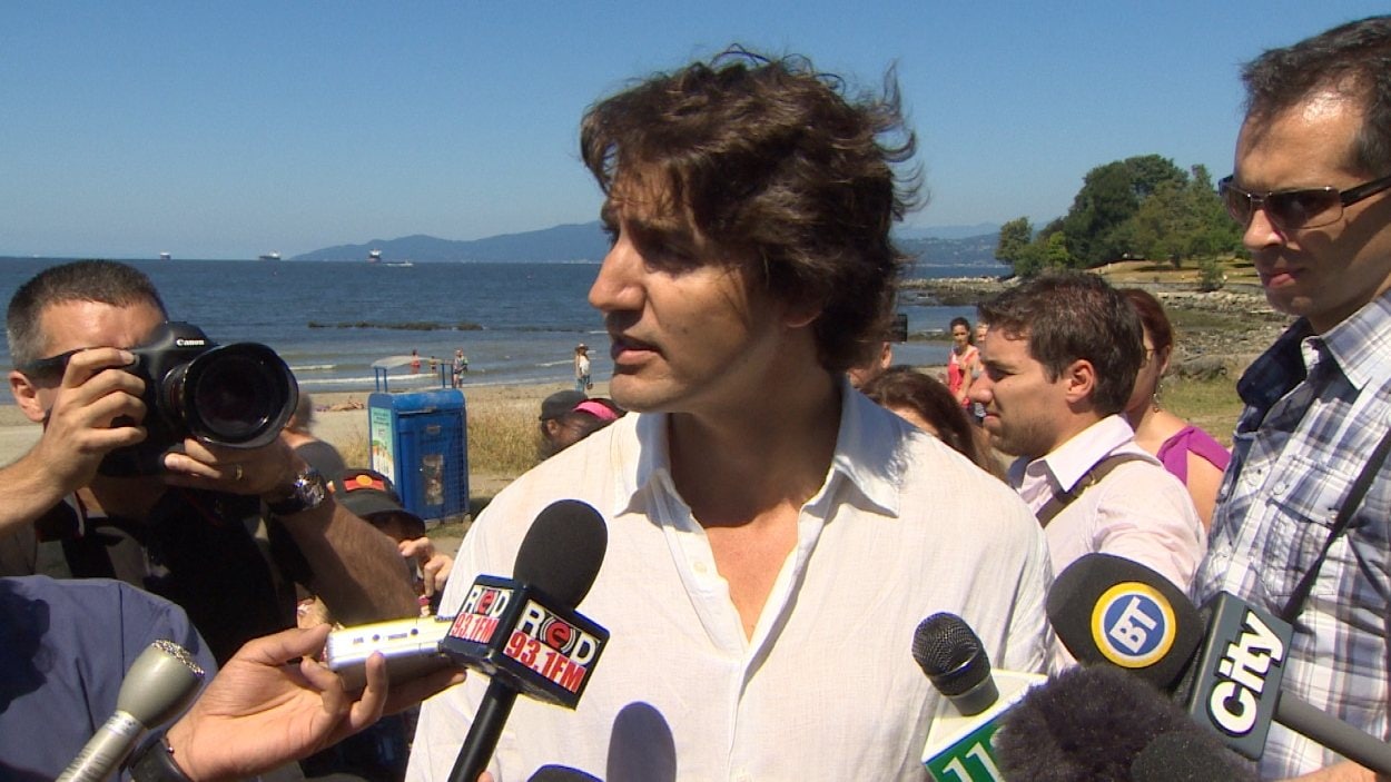Le chef du Parti libéral, Justin Trudeau, lors de son passage à English Bay jeudi.