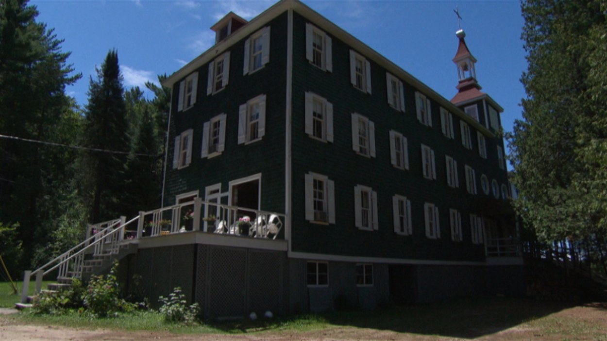 Le domaine des pères Ste-Croix a été construit en 1933.