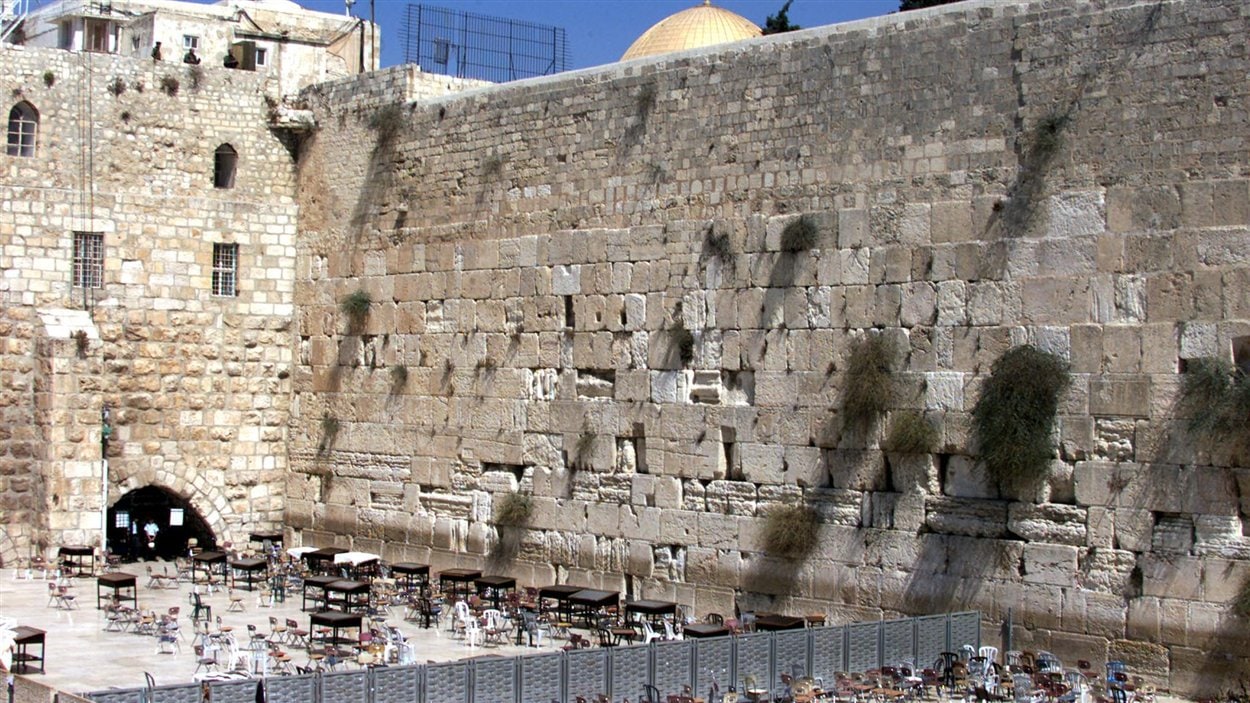 (1er octobre 2000) Les fidèles ont fui les lieux du mur des Lamentations.  Les affrontements entre Palestiniens et Israéliens se poursuivent toujours après la visite d’Ariel Sharon à la mosquée d’al-Aqsa. 