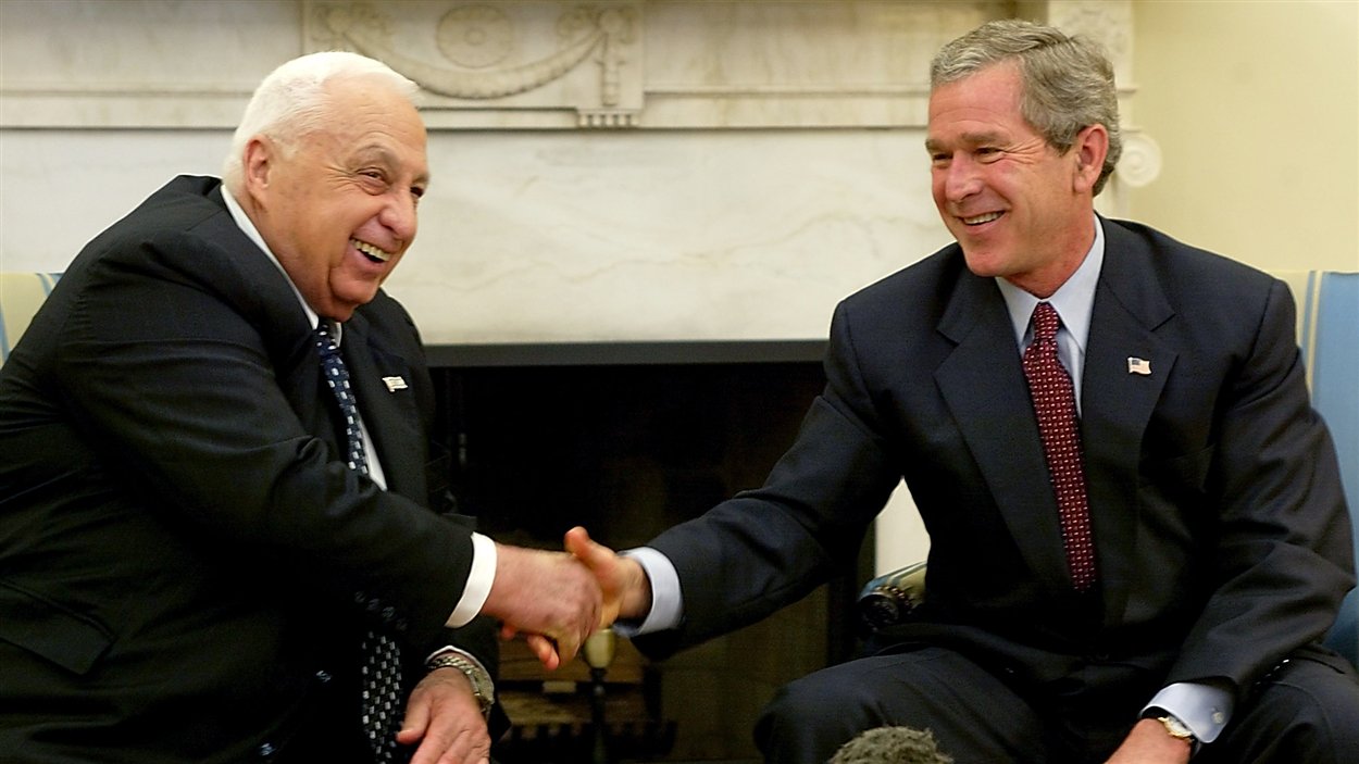 (10 juin 2002) Le président américain George W. Bush souhaite la bienvenue au premier ministre israélien Ariel Sharon dans le bureau ovale, à Washington. 