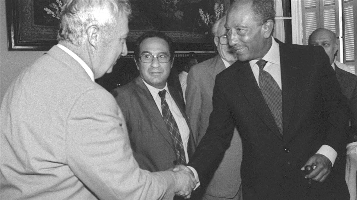 (25 août 1981) Le ministre israélien de la Défense Ariel Sharon serre la main au président égyptien Anouar El-Sadate, à Alexandrie. 
