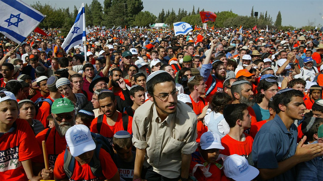 (26 octobre 2004) Des colons israéliens manifestent devant la Knesset afin de dénoncer le plan de retrait de la bande de Gaza que le premier ministre Ariel Sharon veut entreprendre, après 37 ans d’occupation du territoire. 