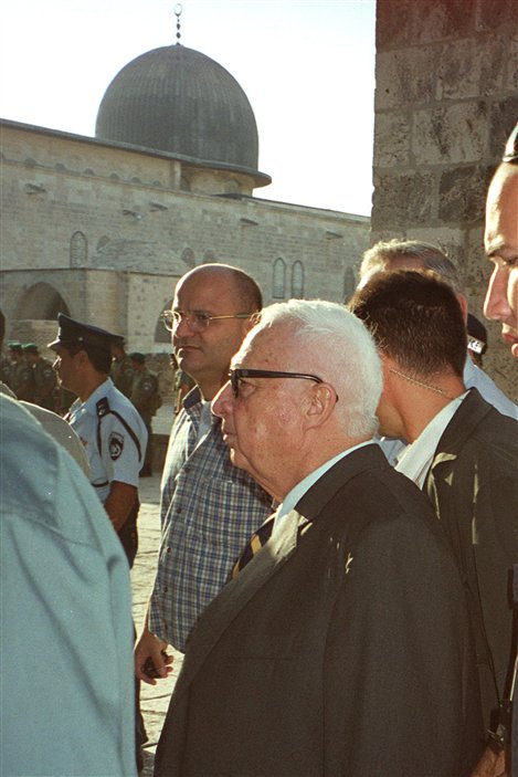 (28 septembre 2000) Le leader du Likoud  Ariel Sharon est accompagné par 3 000 policiers et gardes frontière israéliens lors de sa visite à la mosquée Al-Aqsa, à Jérusalem-Est. Ce sera le début de la deuxième Intifada.