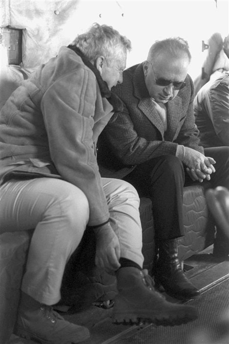 (11 décembre 1975) Le premier ministre israélien de l’époque, Yitzhak Rabin, écoute l’avis de son conseiller Ariel Sharon lors d’une visite des territoires occupés sur le plateau du Golan. 