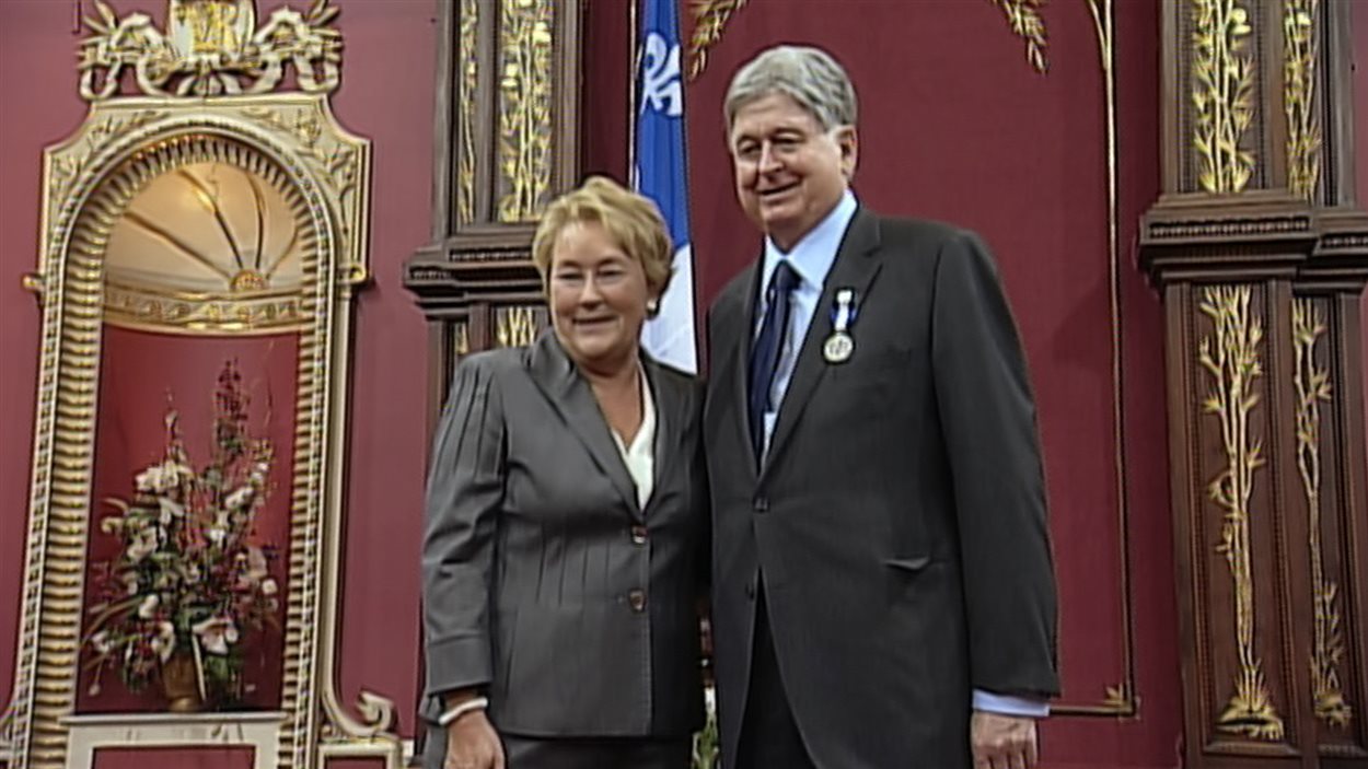 Pauline Marois et Luc Beauregard lors de la cérémonie où il a été fait chevalier de l'Ordre national du Québec.