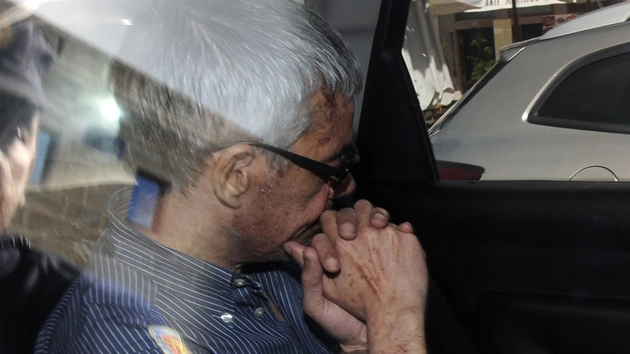 Le conducteur du train qui a déraillé en Espagne, Francisco Jose Garzon Amo, est escorté vers le tribunal de Saint-Jacques de Compostelle, le 28 juillet.
