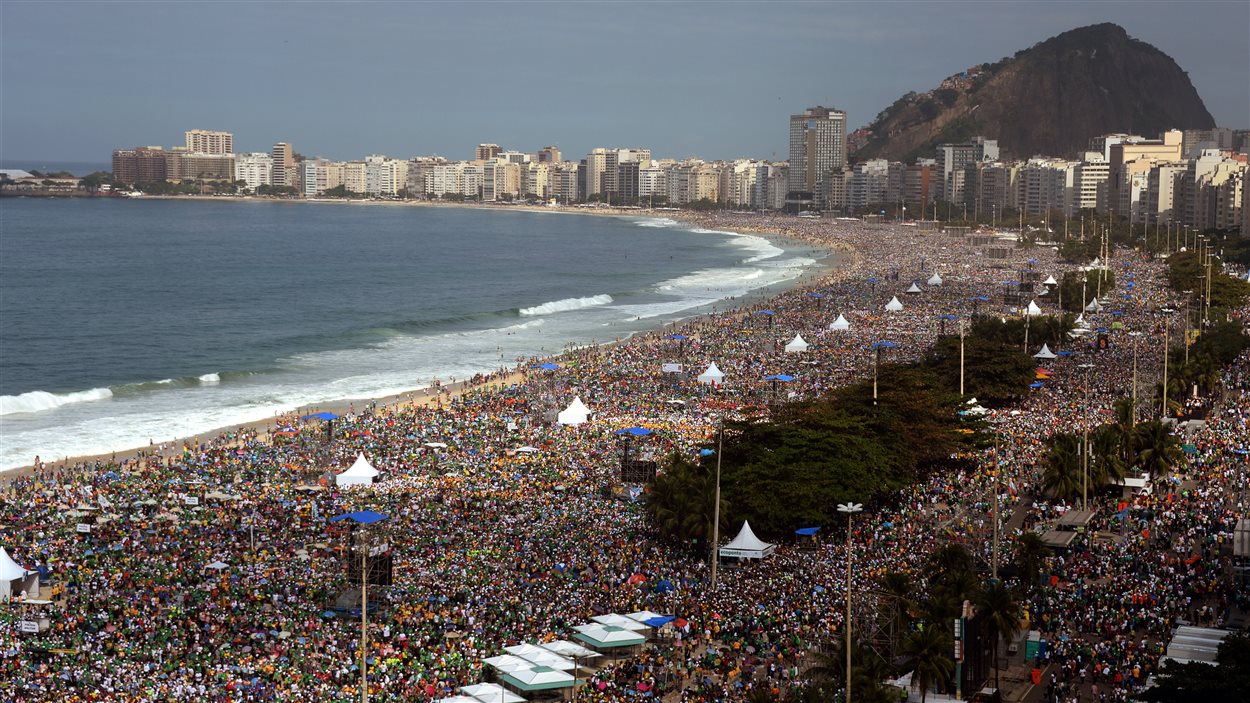 Des millions de pèlerins assistent à la messe sur la plage de Copacabana, le 28 juillet.