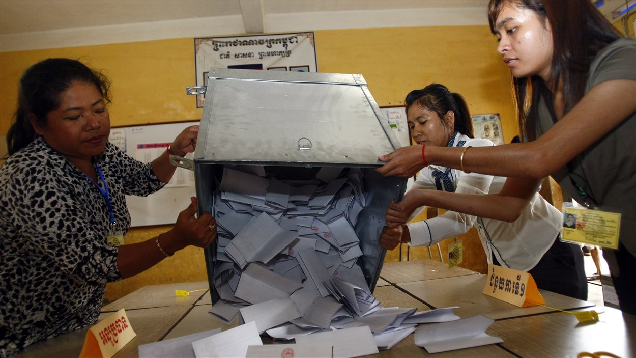 Dpouillement d'urnes à Phnom Pen, le 28 juillet