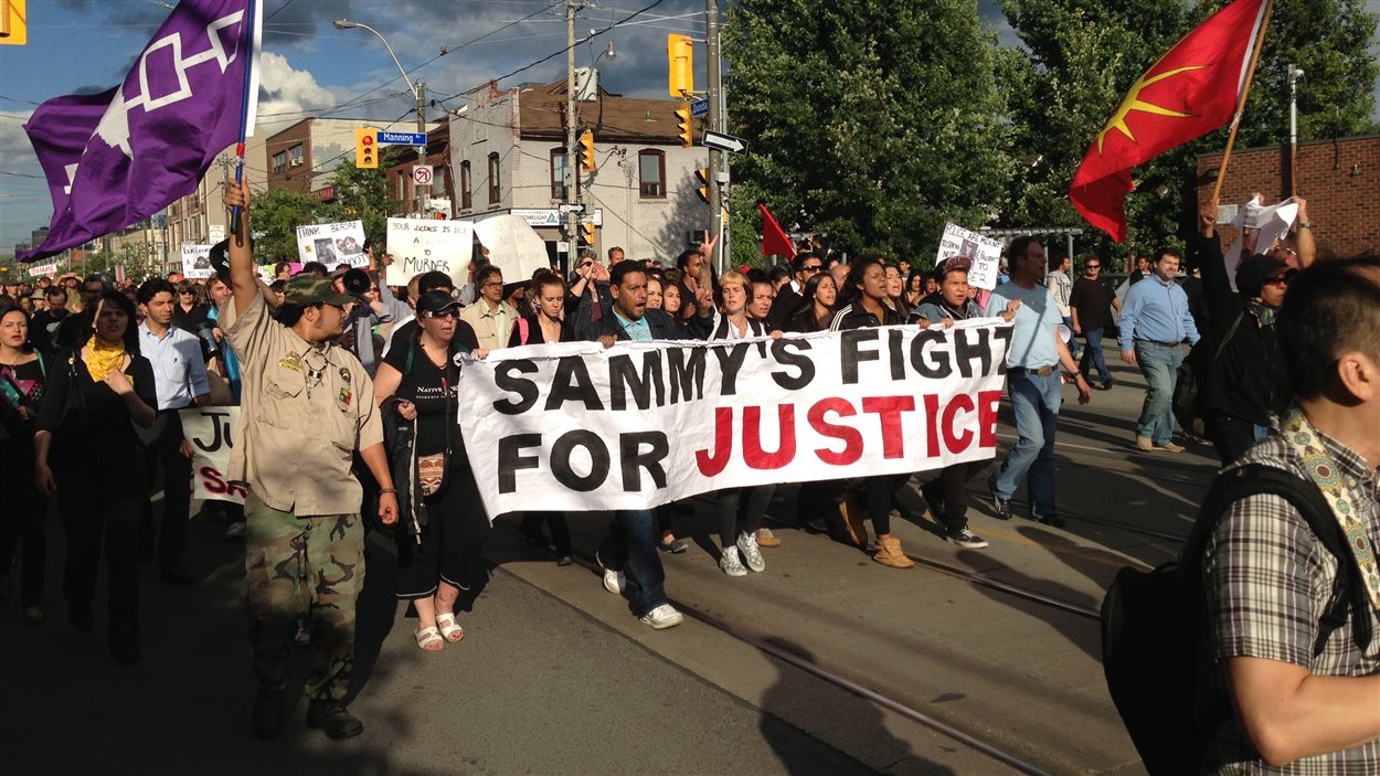 Les manifestants ont défilé au centre-ville de Toronto pour dénoncer l'intervention policière lors de laquelle un adolescent est mort.