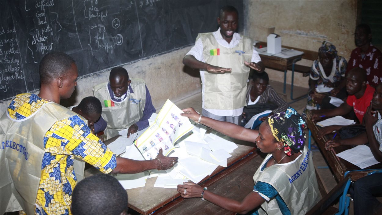 Des agents électoraux maliens procèdent au dépouillement des votes dans un bureau de vote de Bamako.