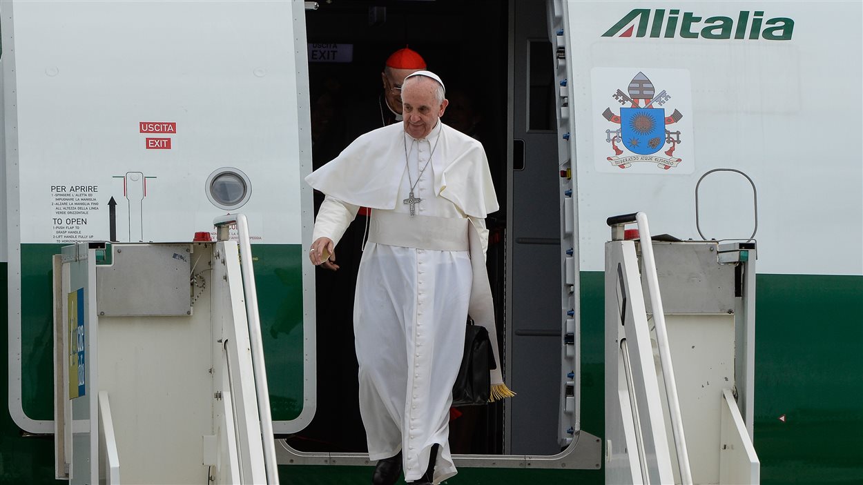 Le pape François arrive à l'aéroport international de Rome, après avoir discuté d'homosexualité avec des journalistes dans l'avion.