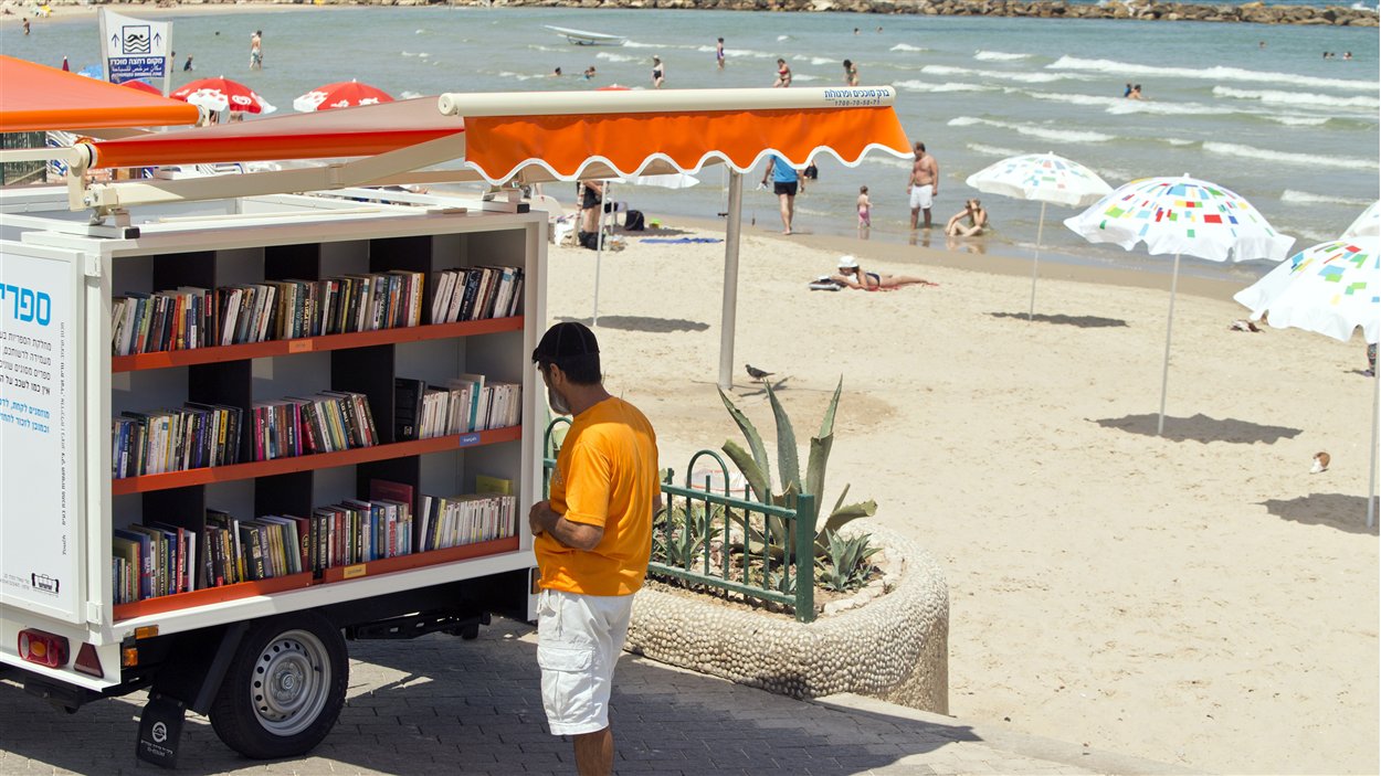 La bibliothèque mobile de la plage de Metzitzim, à Tel-Aviv, en Israël