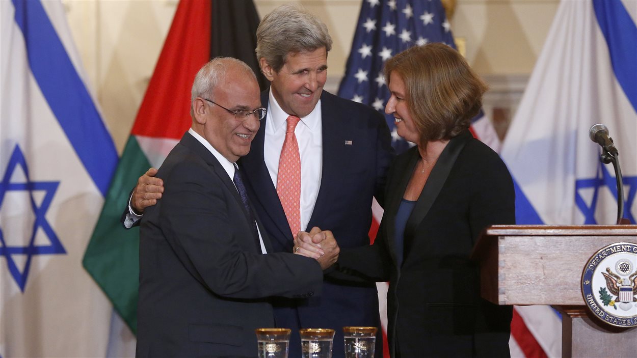 John Kerry (au centre) rassemble la ministre israélienne de la JusticeTzipi Livni et le négociateur en chef palestinien, Saëb Erakat.