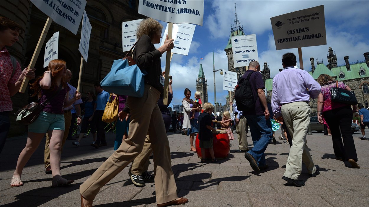 Les services étrangers canadiens manifestent devant les bureaux du premier ministre à Ottawa, le 30 juillet 2013
