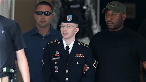 Bradley Manning est escorté à sa sortie de la cour martiale, après le prononcé de la sentence.