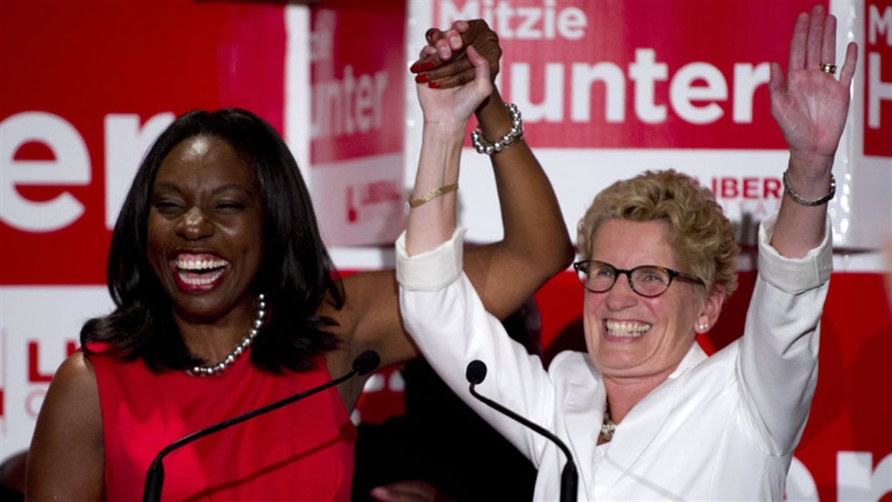 la première ministre de l'Ontario, Kathleen Wynne célèbre la victoire de la candidate libérale Mitzie Hunter dans la circonscription de Scarborough-Guildwood.