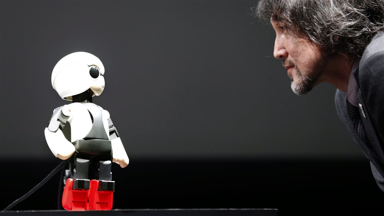 Kirobo en compagnie du directeur du projet de recherche, auquel participe l'Université de Tokyo et les entreprises Toyota, Dentsu et Robo Garage.