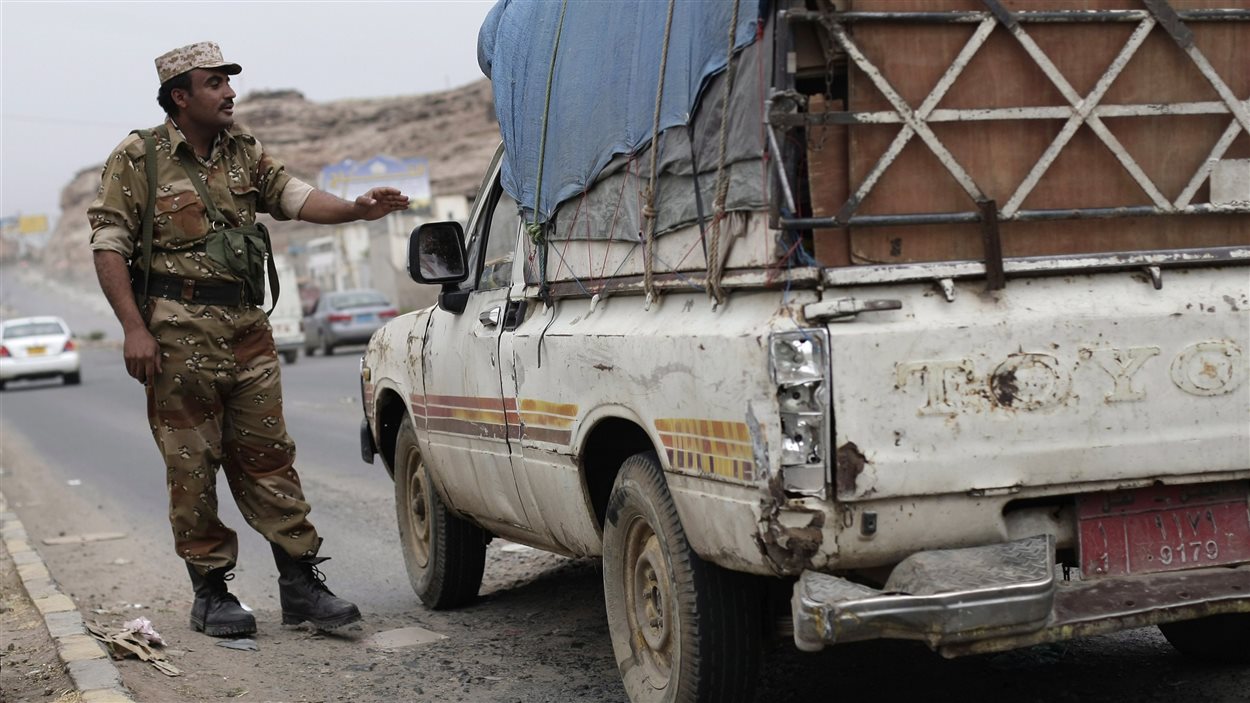 Un soldat yéménite procède à un contrôle de sécurité près de l'ambassade américaine à Sanaa