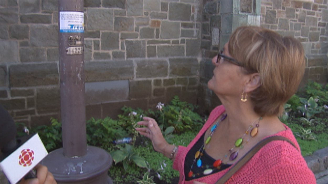Les autocollants sont visibles dans le centre-ville de Québec.