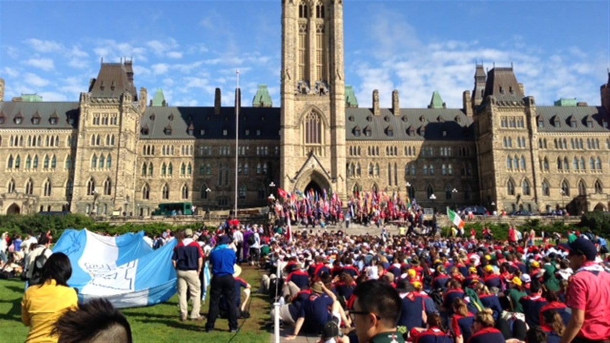 Près de 2000 jeunes scouts sont réunis sur la colline du Parlement à Ottawa.