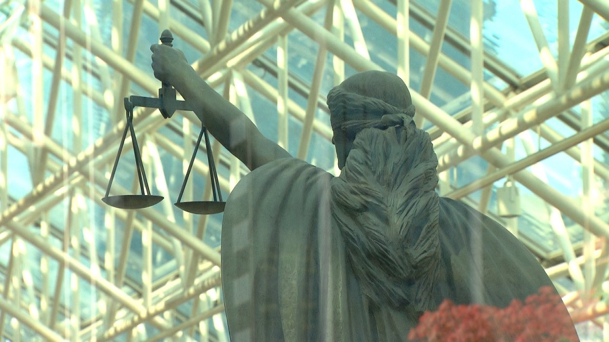 Une statue de la déesse de la justice