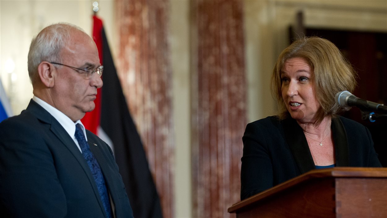 (30 juillet 2013) Les négociateurs israélien Tzipi Livni et palestinien Saëb Erakat lors de l'annonce de la reprise des pourparlers de paix.