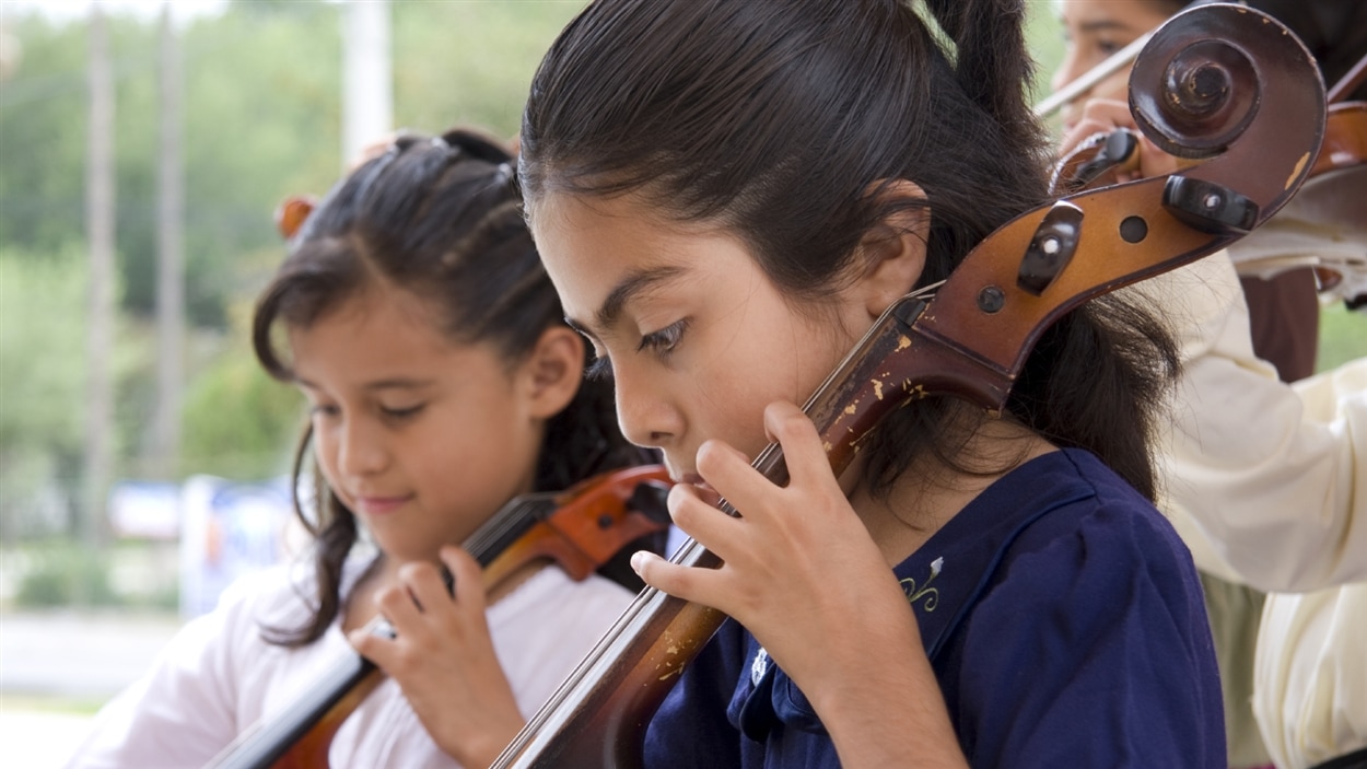Des enfants jouant de la musique. <i>Photo : iStock</i>