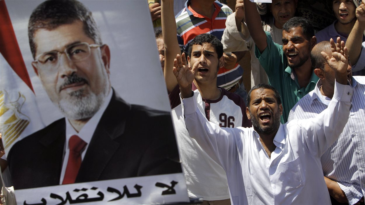 Des partisans du président renversé Mohamed Morsi, rassemblés vendredi à la place Nahda.