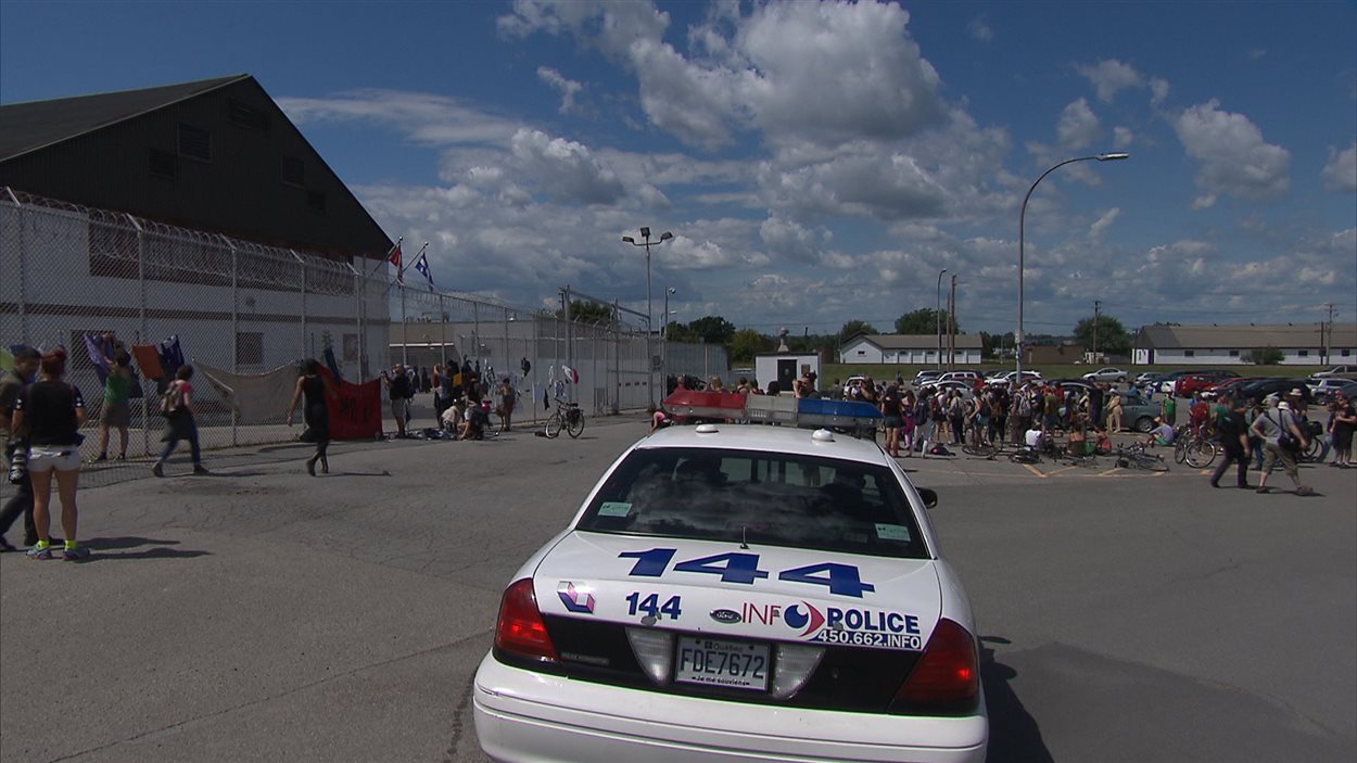 Manifestation devant le Centre de prévention de l'immigration de Laval