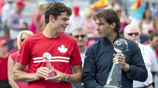 Milos Raonic (gauche) et Rafael Nadal (droite)