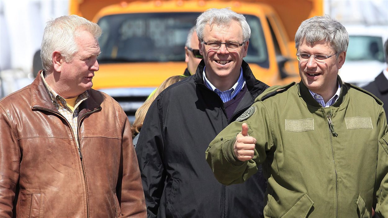 Merv Tweed (à gauche), en compagnie des premiers ministres du Manitoba et du Canada, Greg Selinger et Stephen Harper, lors d'une visite sur le terrain après des inondations survenues à Brandon, en 2001.
