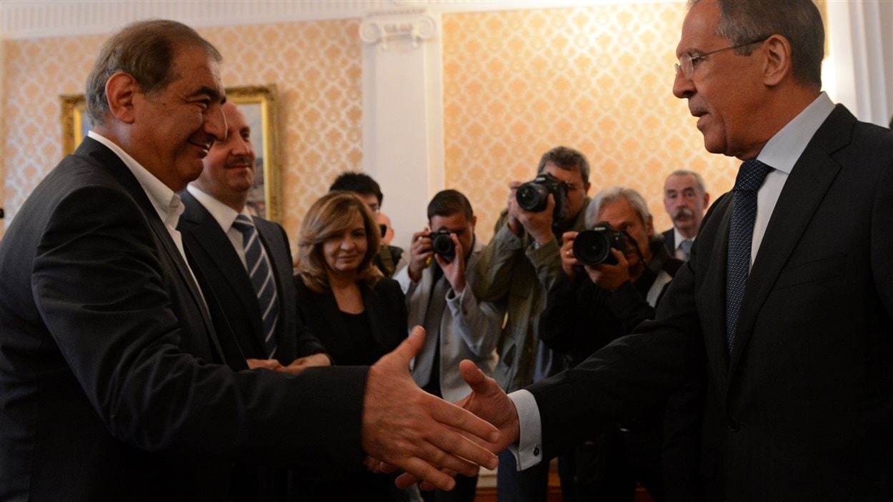 Sergueï Lavrov, le ministre russe des Affaires étrangères (droite), rencontre Qadri Jamil, le premier ministre adjoint de la Syrie (gauche), à Moscou, en juillet.