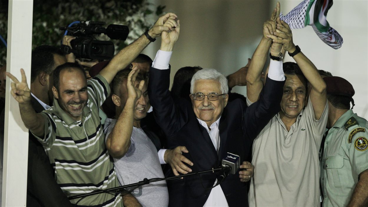 Mahmoud Abbas accueille des prisonniers libérés.