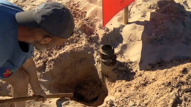Le participant du concours des châteaux de sable des Îles, Léonard Chevrier, qui a découvert le sable noir
