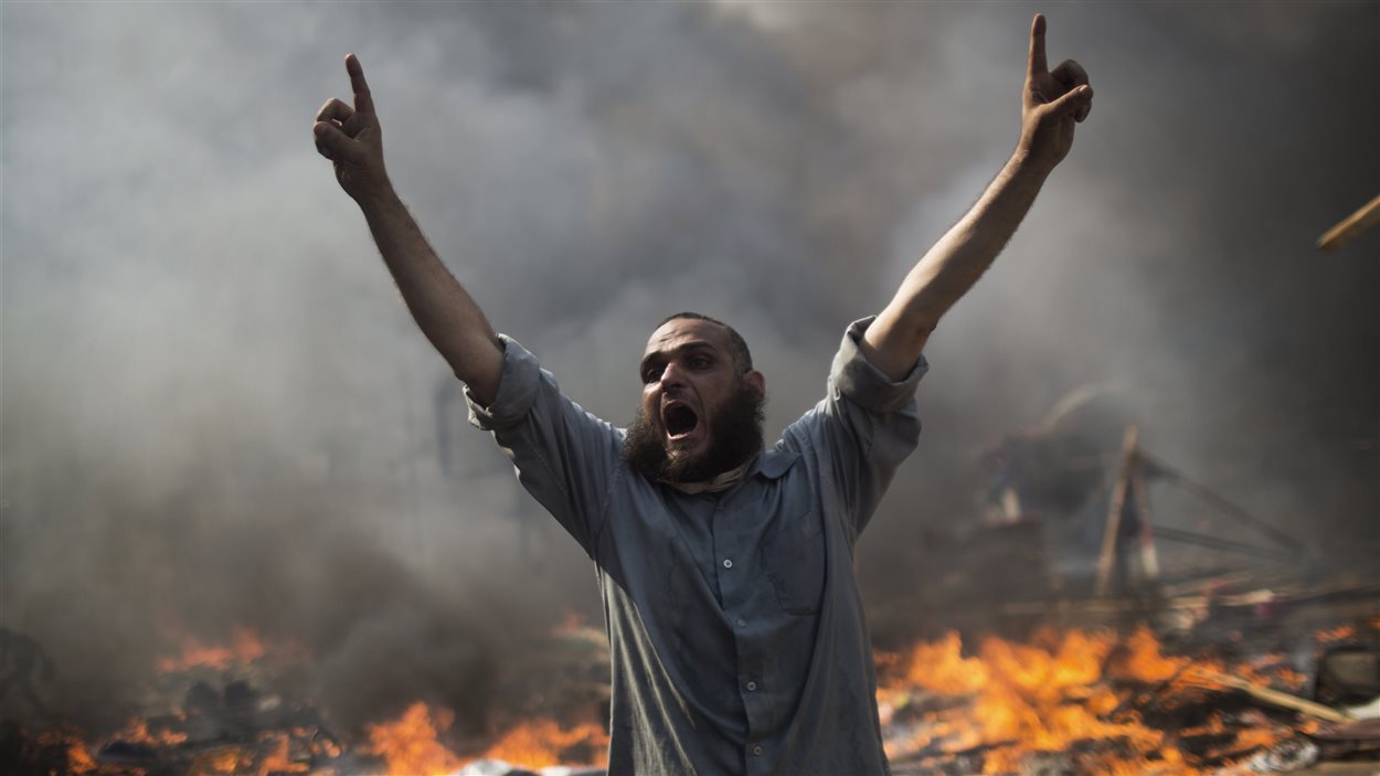 (14 août 2013) Un partisan pro-Morsi durant l'évincement musclé de l'armée.