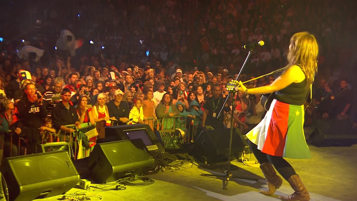 Lisa LeBlanc sur la scène du grand spectacle à Saint-Quentin, au Nouveau-Brunswick