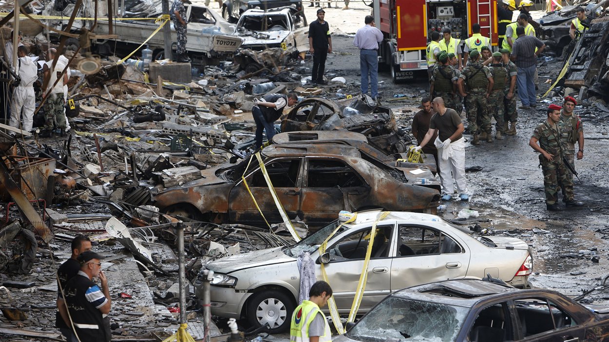 Des soldats et policiers libanais sur le site de l'explosion qui a eu lieu jeudi