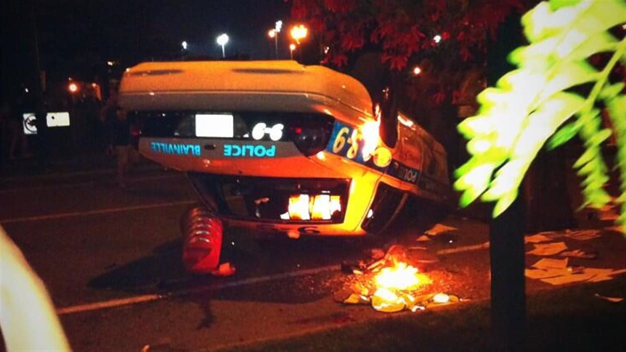 Une voiture de police a été renversée par des jeunes dans la nuit de samedi à dimanche près d'un parc de Blainville.