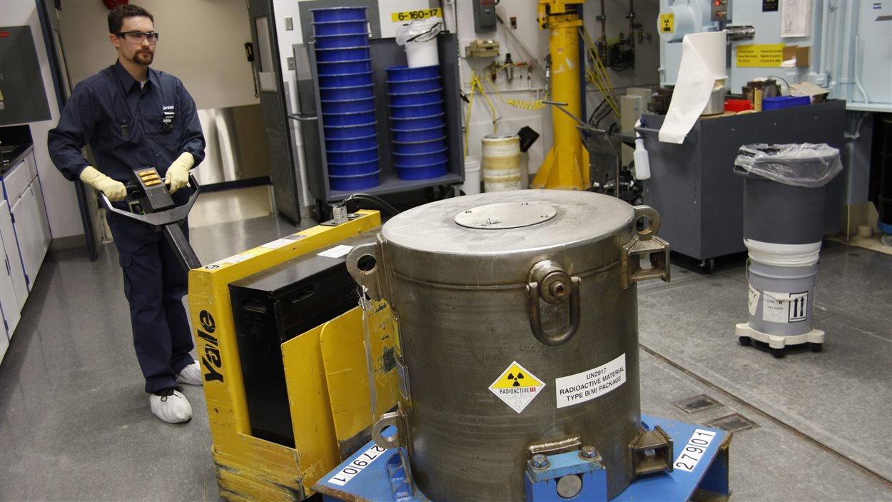 Un employé de Nordion transporte des isotopes.