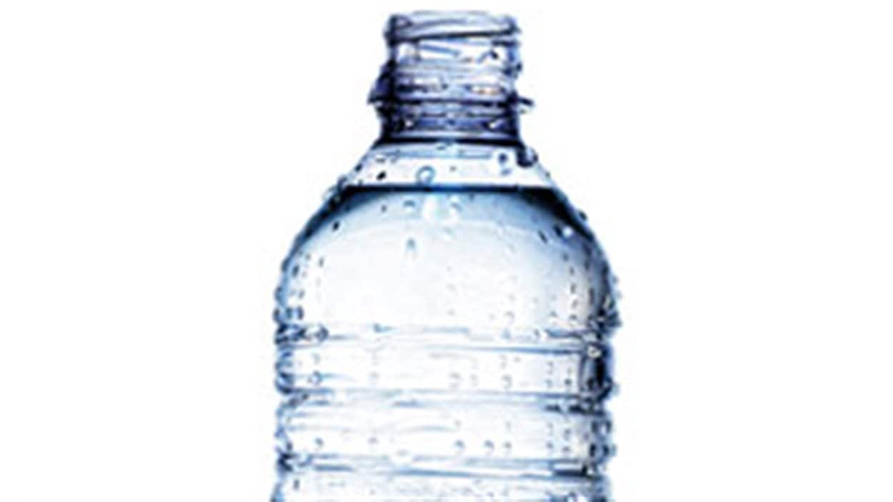 Une bouteille d'eau