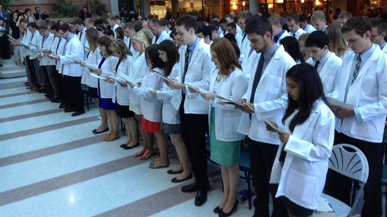 De nouveaux diplômés de la Faculté de médecine de l'Université du Manitoba font le serment d'Hyppocrate le 21 juin 2013 à Winnipeg.