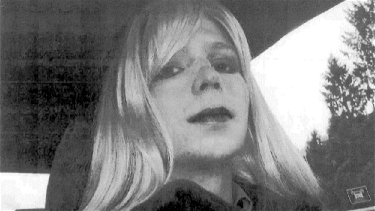 Cette photo non datée de Bradley Manning portant une perruque a été déposée en cour lors de son procès pour avoir transmis des documents classés.