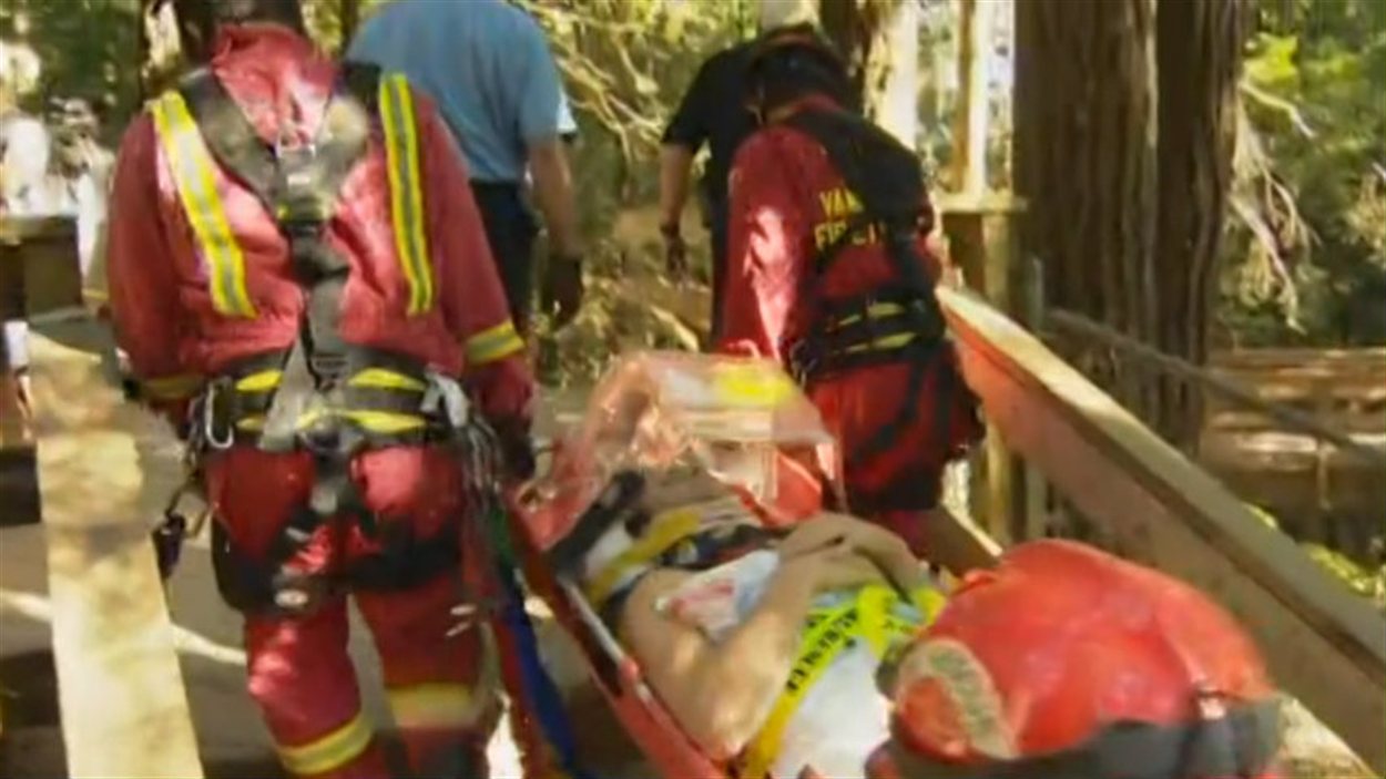 Les pompiers sauvent un homme qui fait un plongeon de 40 mètres près du pont suspendu du parc Lynn Canyon au nord de Vancouver.