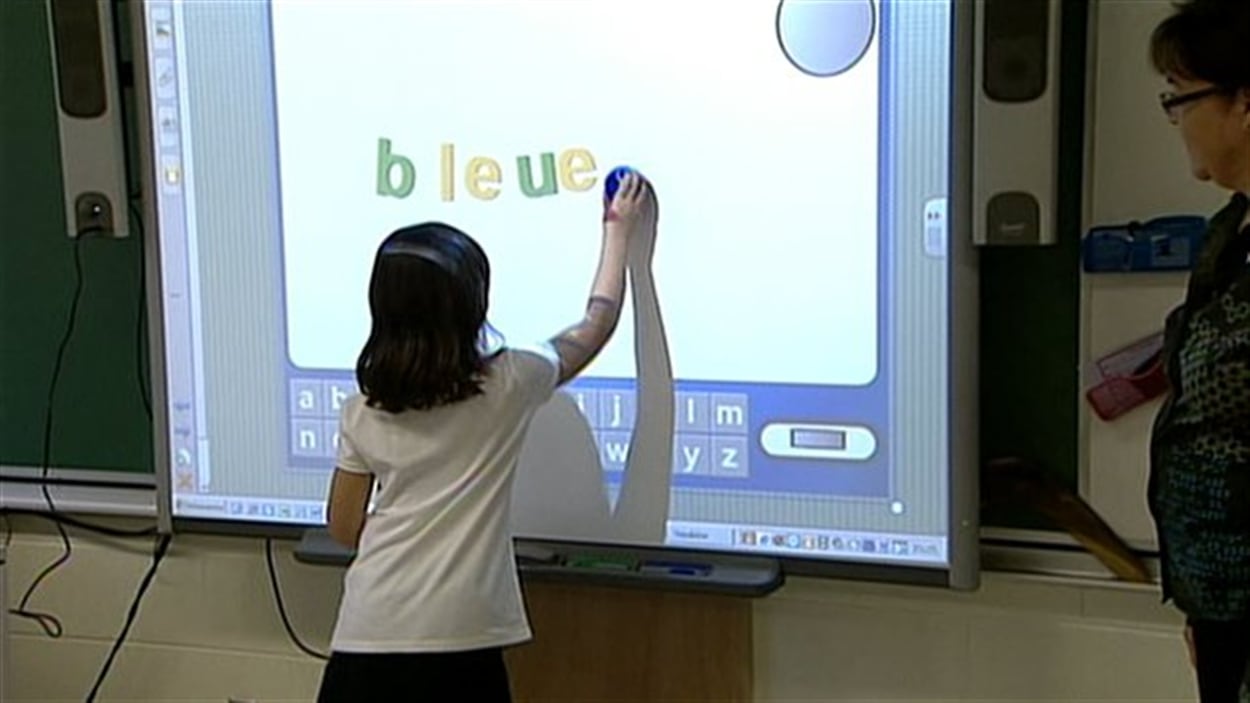 Tableaux blancs interactifs dans les écoles : une décision