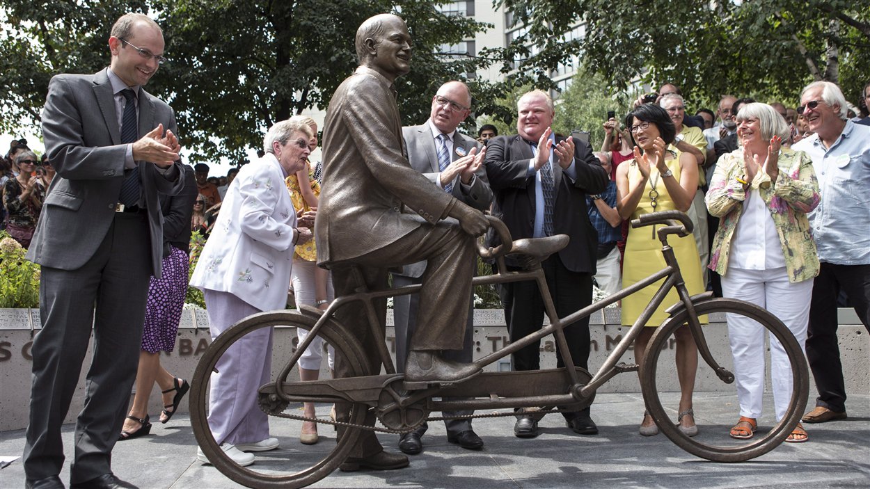 La statue de Jack Layton réalisée par l'artiste David Pelletier de Toronto.