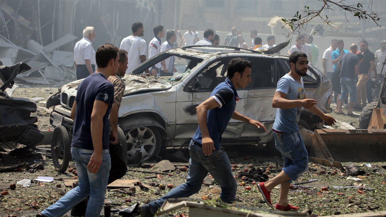 Des citoyens se précipitent sur les lieux de l'une des explosions qui ont secoué Tripoli, dans le nord du Liban.
