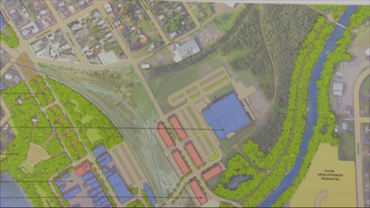 À gauche, le futur parc commémoratif et à droite, les rectangles roses représentent les aires commerciales, devant le centre sportif (carré bleu), qui seraient fonctionnelles en décembre.