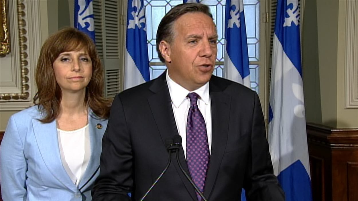 Le chef de la CAQ François Legault accompagné de la porte-parole en matière de culture et députée de Montarville, Nathalie Roy.