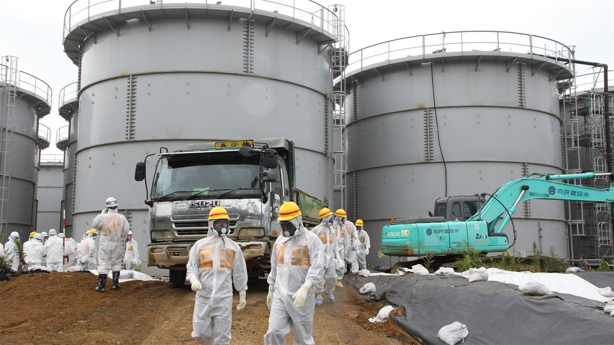 Des experts sur le site de la centrale nucléaire Fukushima Dai-ichi le 23 août 2013