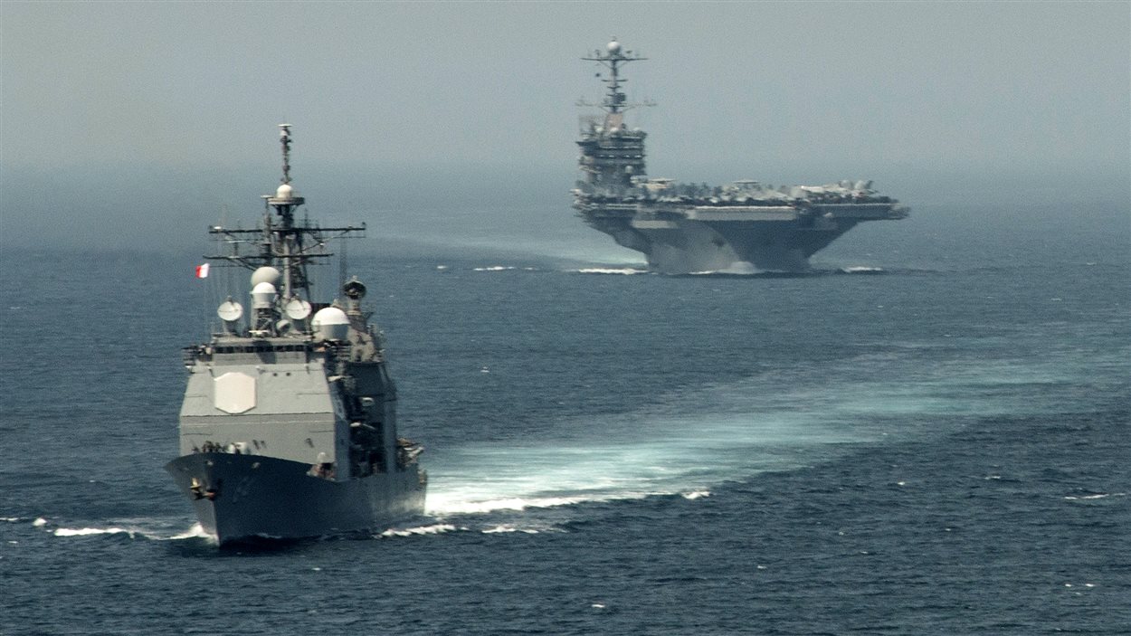 Le croiseur lance-missiles USS Gettysburg et le porte-avions USS Harry S. Truman.